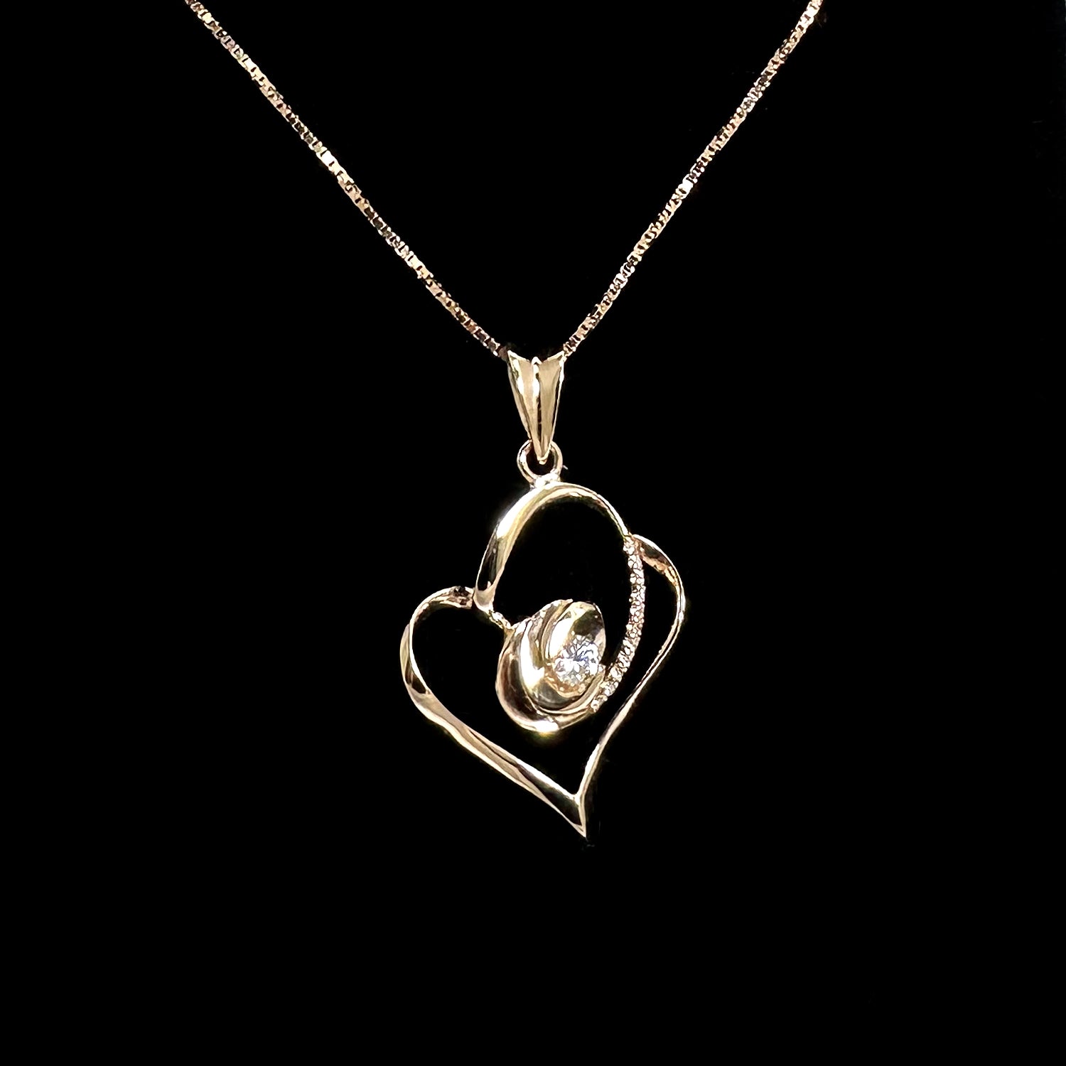 A001786 - 18k diamond heart shaped pendant (not included chain)