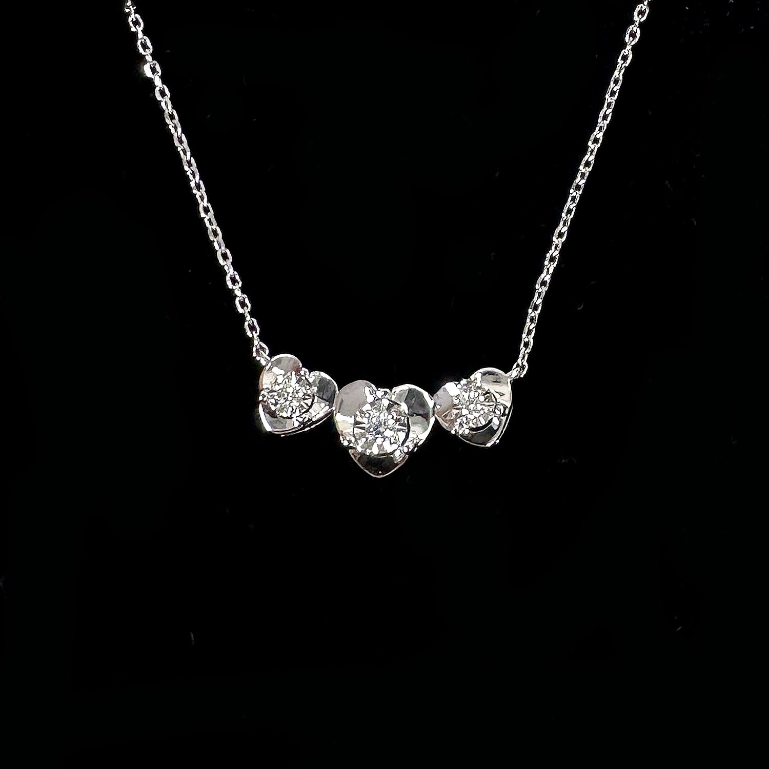 36957 - 18K diamond with 3 heart shaped pendant with chain link included